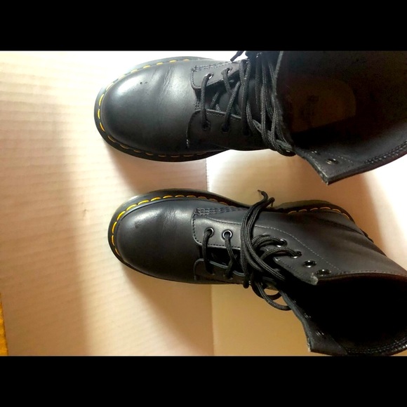 Women’s pre-loved - Dr. Martens - 1460 Greasy Leather lace-up boots. Size 6 - Picture 2 of 16